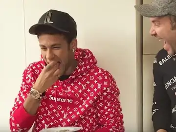 Neymar se come un gusano para no contestar sobre Demi Lovato Neymar se come un gusano para no contestar sobre Demi Lovato