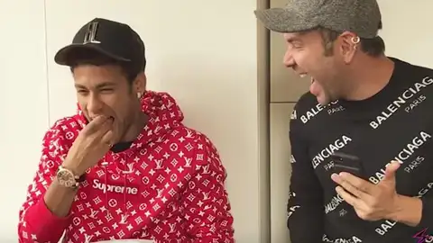 Neymar se come un gusano para no contestar sobre Demi Lovato Neymar se come un gusano para no contestar sobre Demi Lovato