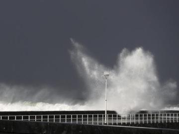 Una gran ola rompe en la playa de la Zurriola de San Sebastián