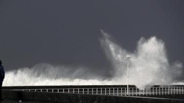 Una gran ola rompe en la playa de la Zurriola de San Sebastián