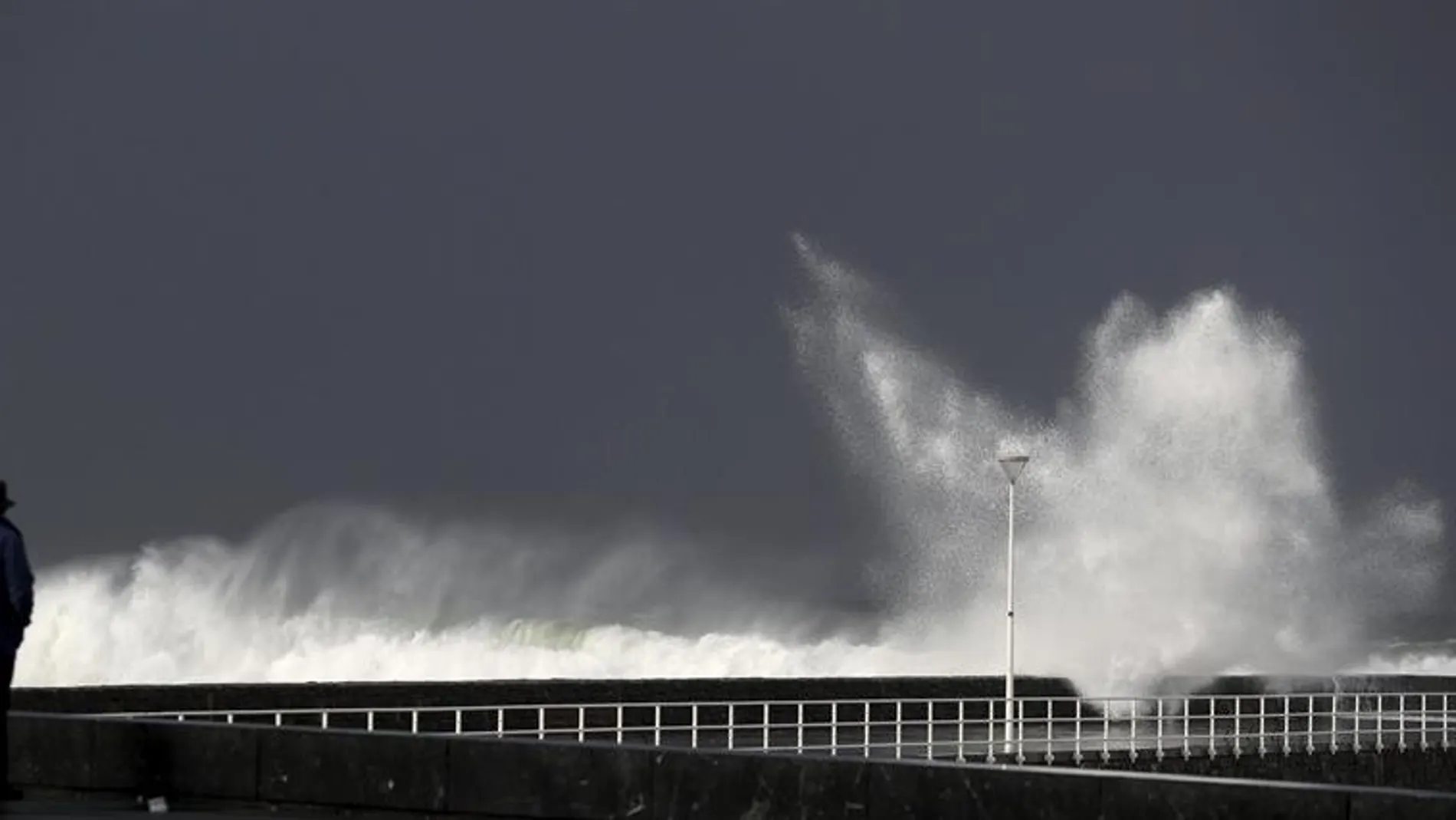 Una gran ola rompe en la playa de la Zurriola de San Sebastián Una gran ola rompe en la playa de la Zurriola de San Sebastián