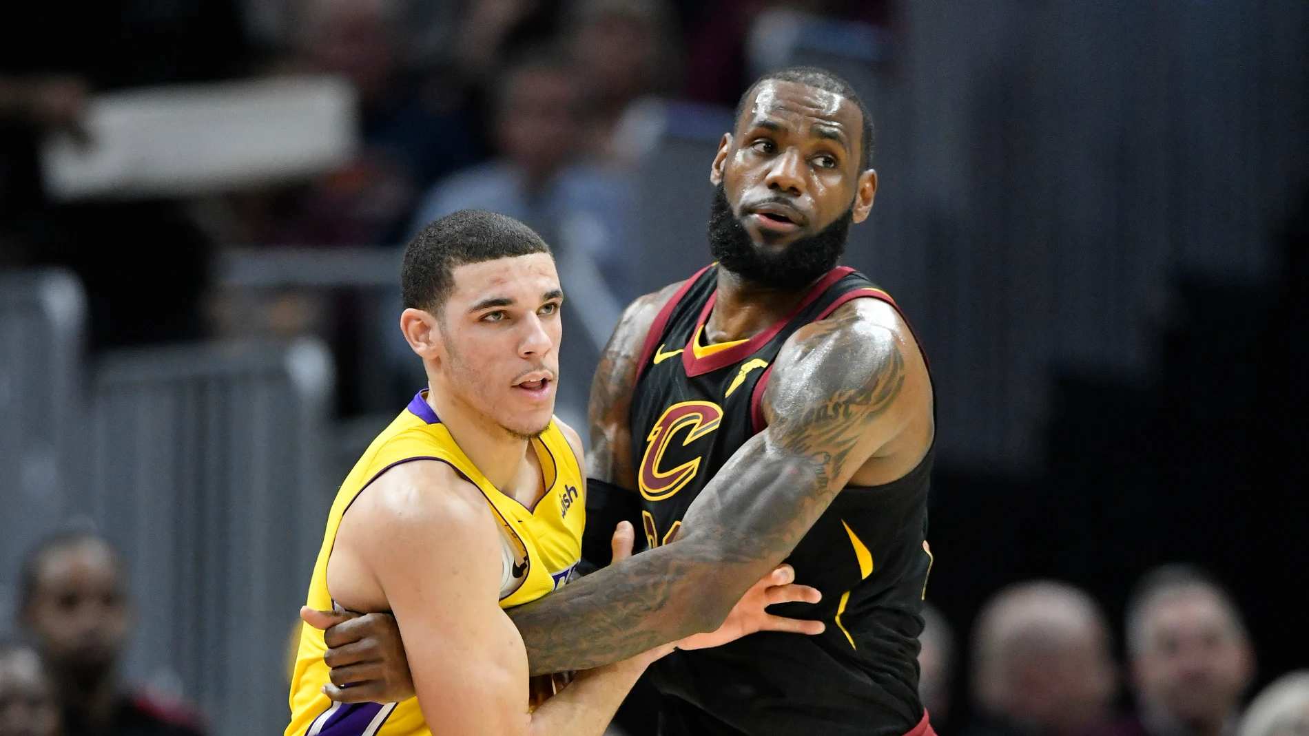 Lonzo Ball y LeBron James, durante el Cavs - Lakers Lonzo Ball y LeBron James, durante el Cavs - Lakers