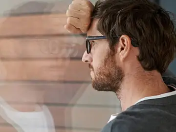Imagen de archivo de un hombre mirando por la ventana Imagen de archivo de un hombre mirando por la ventana