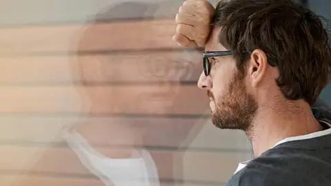 Imagen de archivo de un hombre mirando por la ventana ESTUDIO