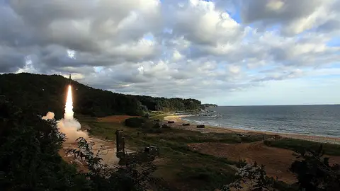 Corea del Norte lanza un misil balístico sobre Japón Corea del Norte lanza un misil balístico sobre Japón