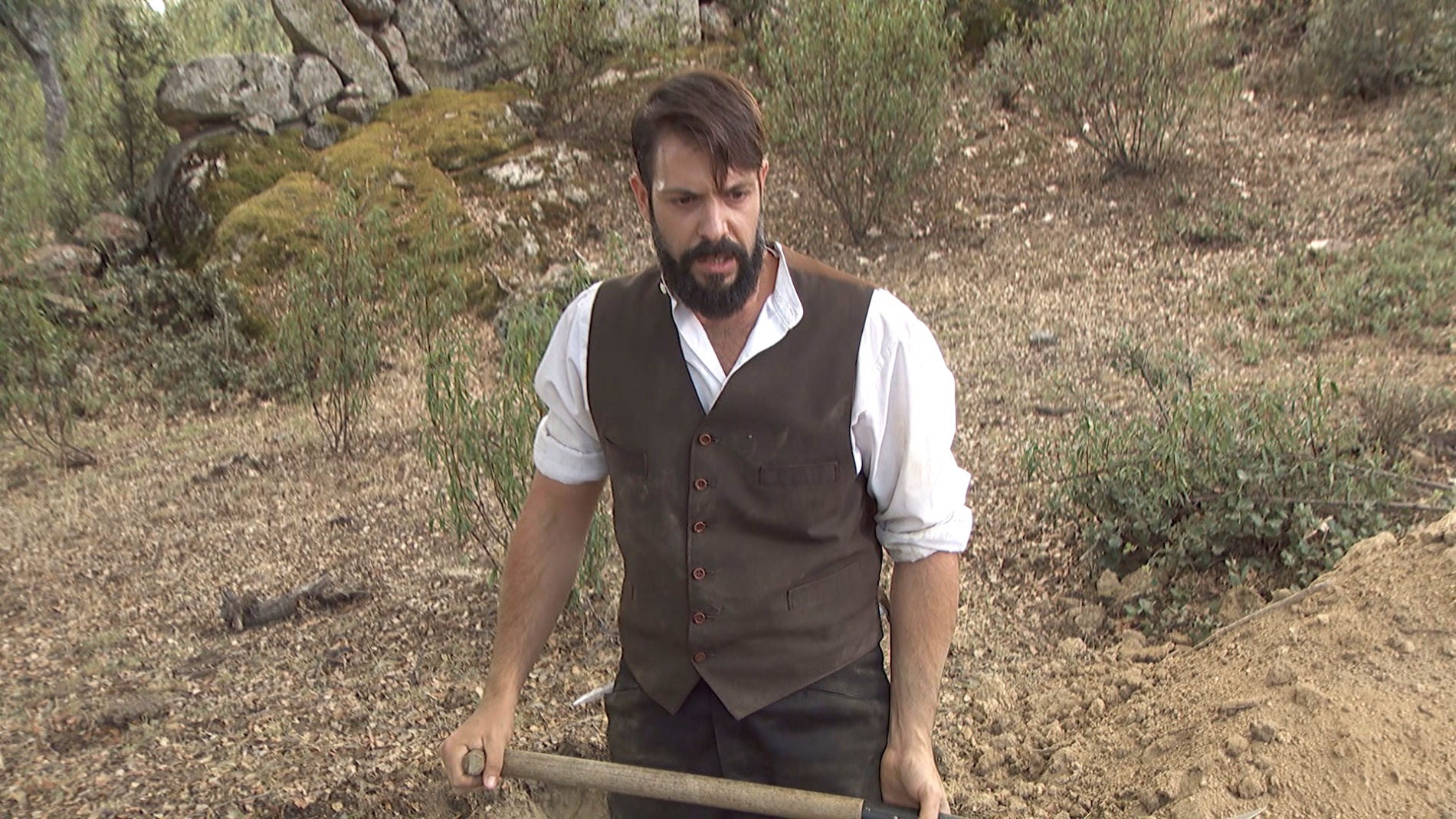 Severo y Carmelo cavan la tumba secreta de Venancia 