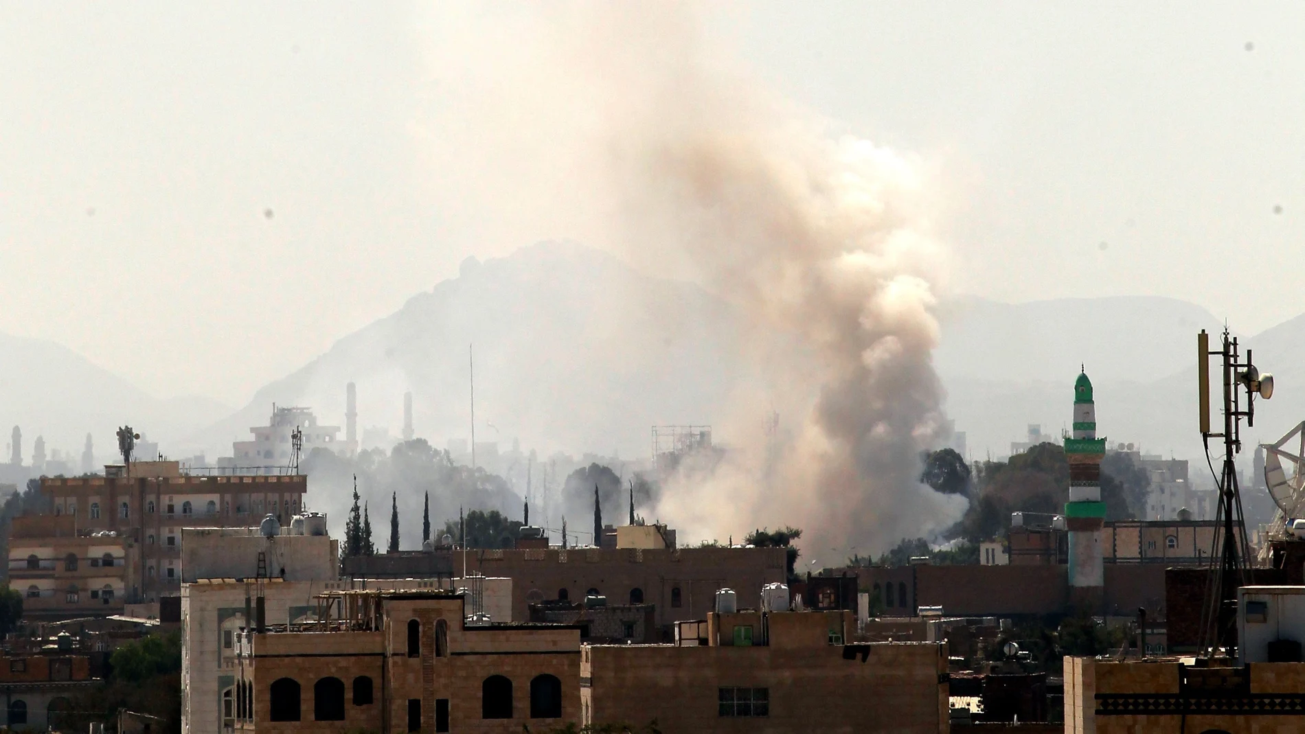 Una columna de humo se eleva hacia el cielo desde un almacén de armas de rebeldes hutíes en Saná, Yemen Una columna de humo se eleva hacia el cielo desde un almacén de armas de rebeldes hutíes en Saná, Yemen