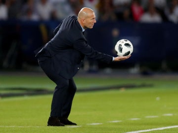 Zidane sostiene el balón durante la final del Mundial de Clubes