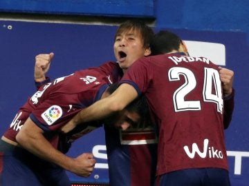 Los jugadores del Eibar celebran uno de los goles frente al Valencia