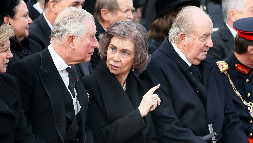  La reina emérita Sofía (c) junto al rey emérito Juan Carlos (d)conversa con el Príncipe Carlos de Inglaterra (i), durante el funeral de Estado del rey Miguel I de Rumanía