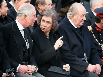 La reina emérita Sofía (c) junto al rey emérito Juan Carlos (d)conversa con el Príncipe Carlos de Inglaterra (i), durante el funeral de Estado del rey Miguel I de Rumanía La reina emérita Sofía (c) junto al rey emérito Juan Carlos (d)conversa con el Príncipe Carlos de Inglaterra (i), durante el funeral de Estado del rey Miguel I de Rumanía