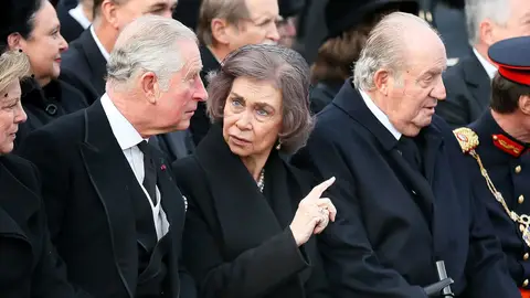 La reina emérita Sofía (c) junto al rey emérito Juan Carlos (d)conversa con el Príncipe Carlos de Inglaterra (i), durante el funeral de Estado del rey Miguel I de Rumanía La reina emérita Sofía (c) junto al rey emérito Juan Carlos (d)conversa con el Príncipe Carlos de Inglaterra (i), durante el funeral de Estado del rey Miguel I de Rumanía