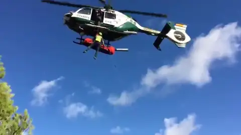 Rescatan a un cazador que cayó a un pozo junto a sus dos perros en el Valle del Silencio Rescatan a un cazador que cayó a un pozo junto a sus dos perros en el Valle del Silencio