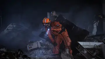 Un trabajador de rescate busca supervivientes entre los escombros de un edificio después del terremoto de magnitud 7.1 que azotó la Ciudad de México Un trabajador de rescate busca supervivientes entre los escombros de un edificio después del terremoto de magnitud 7.1 que azotó la Ciudad de México
