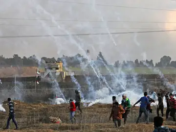 Manifestantes palestinos se enfrentan con las fuerzas de seguridad israelíes en la ciudad de Gaza Manifestantes palestinos se enfrentan con las fuerzas de seguridad israelíes en la ciudad de Gaza