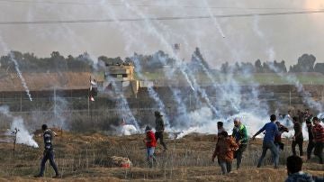 Manifestantes palestinos se enfrentan con las fuerzas de seguridad israelíes en la ciudad de Gaza