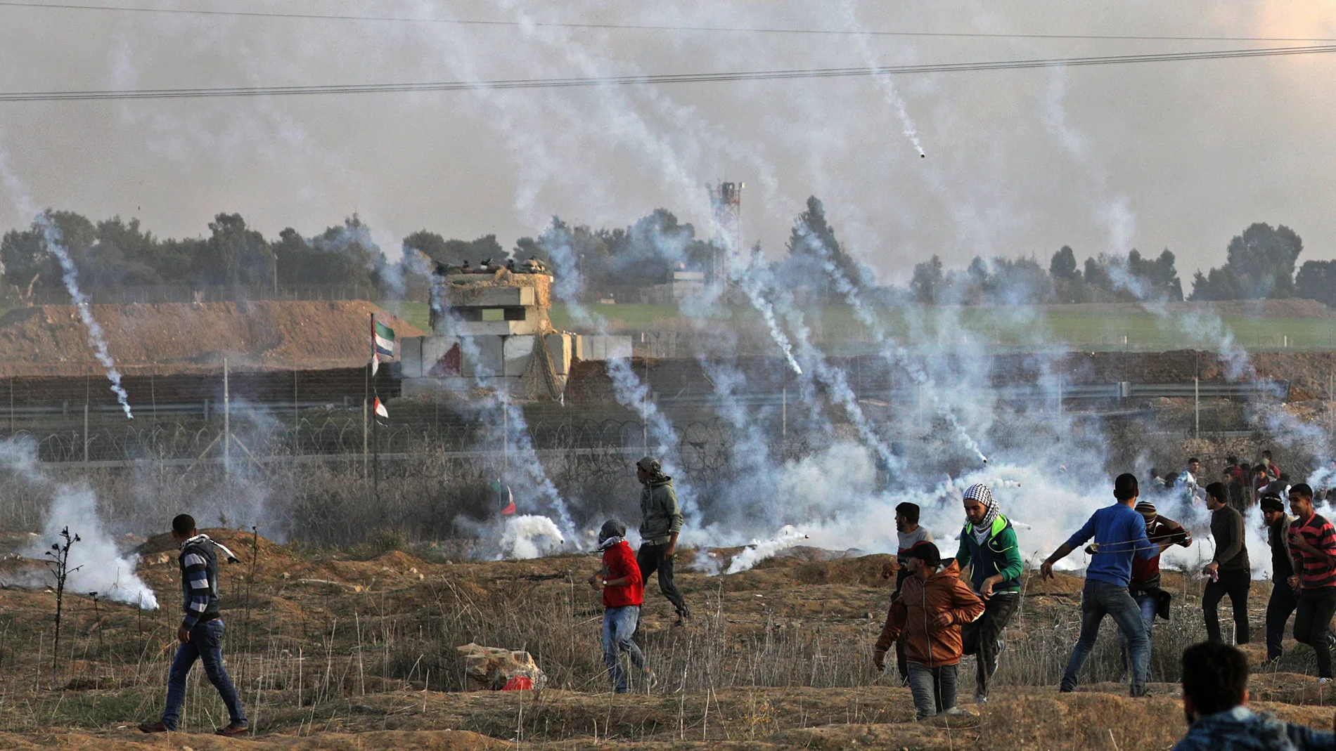 Manifestantes palestinos se enfrentan con las fuerzas de seguridad israelíes en la ciudad de Gaza Manifestantes palestinos se enfrentan con las fuerzas de seguridad israelíes en la ciudad de Gaza