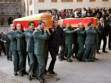 Funeral en la iglesia de Santa María de Alcañiz por los guardias civiles asesinados en Albalate del Arbopispo