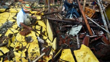 Casa derribada por el terremoto en Indonesia
