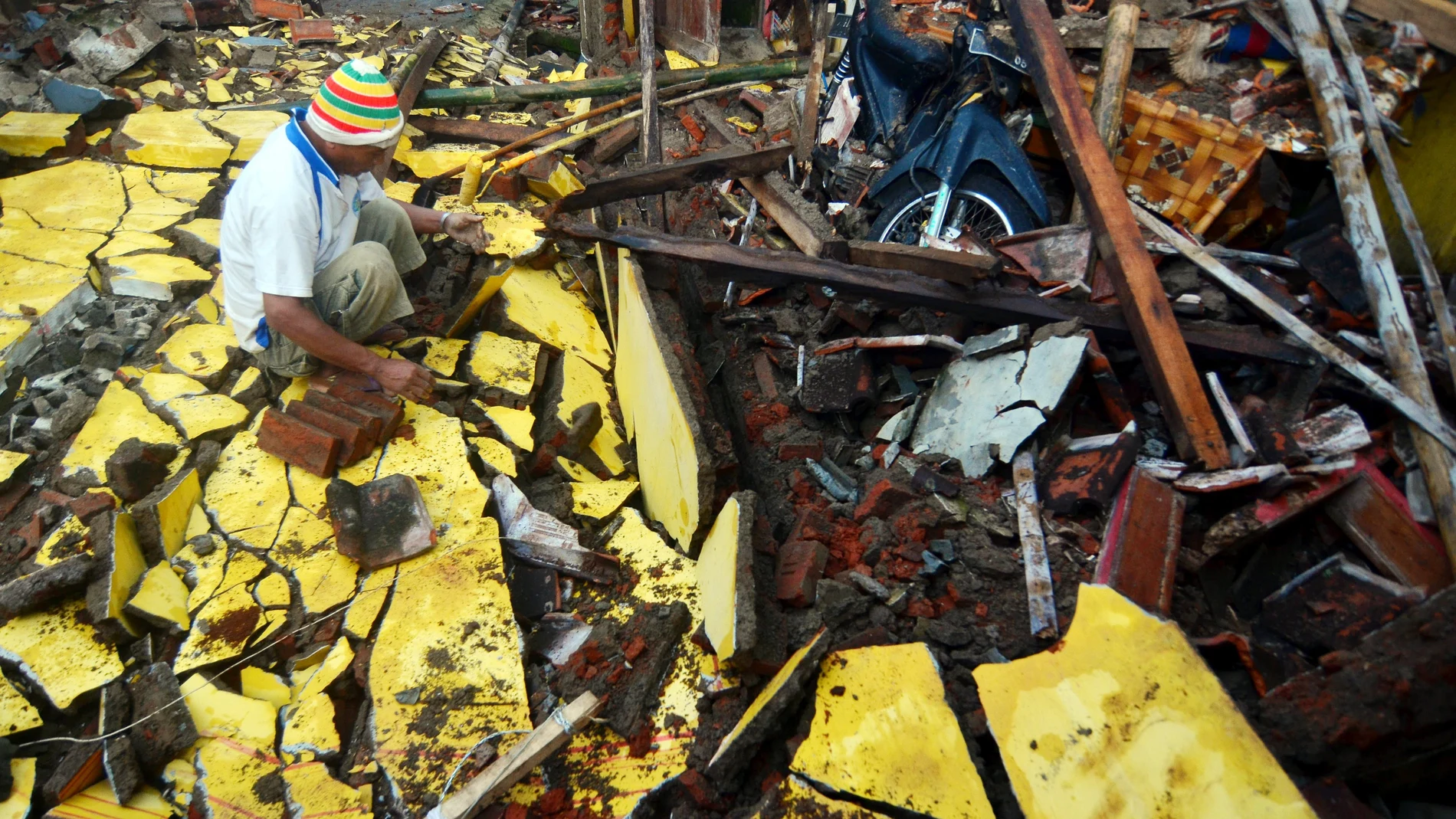 Casa derribada por el terremoto en Indonesia Casa derribada por el terremoto en Indonesia
