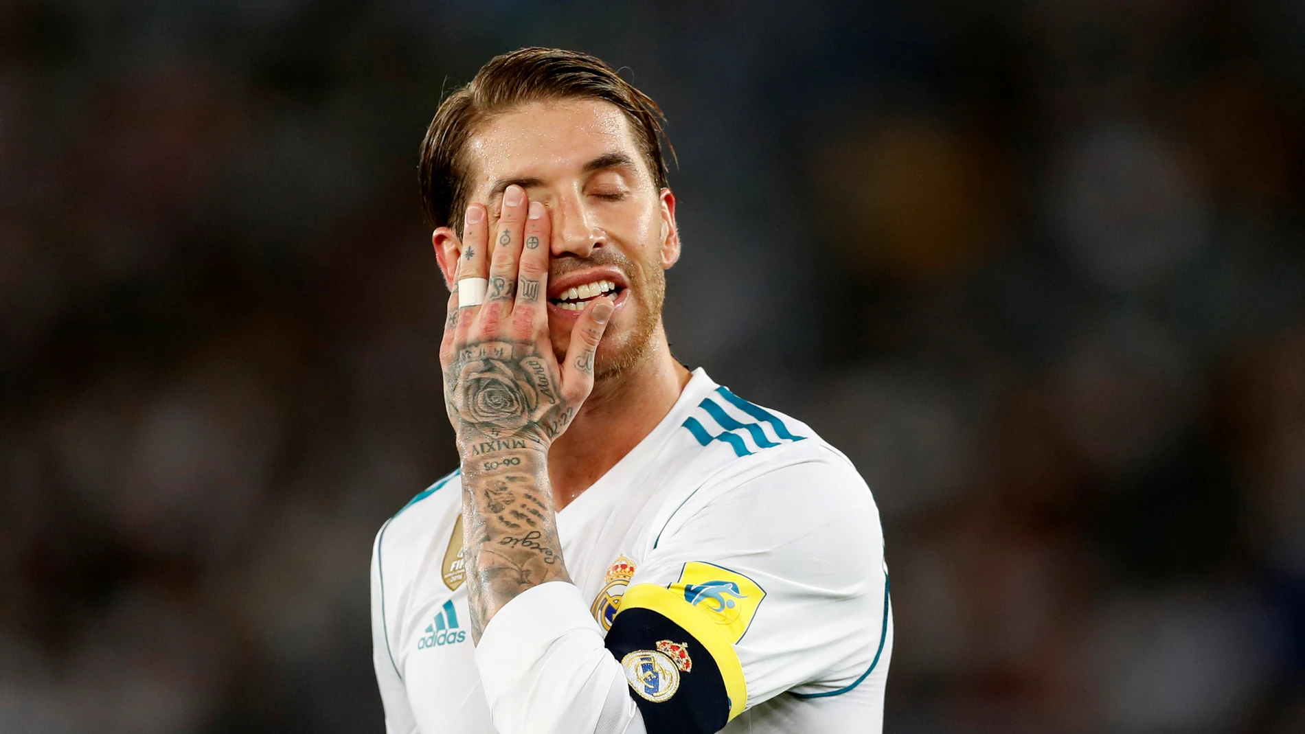 Sergio Ramos se lleva la mano a la cara durante la final del Mundial de Clubes Sergio Ramos se lleva la mano a la cara durante la final del Mundial de Clubes