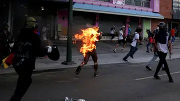 Opositores venezolanos prenden fuego a un hombre, Marco Bello Opositores venezolanos prenden fuego a un hombre, Marco Bello