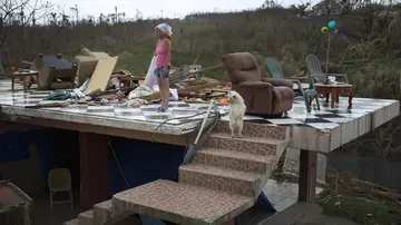 Irma Maldanado, junto con su loro y su perro, en lo que queda de su casa tras el paso del huracán María Irma Maldanado, junto con su loro y su perro, en lo que queda de su casa tras el paso del huracán María