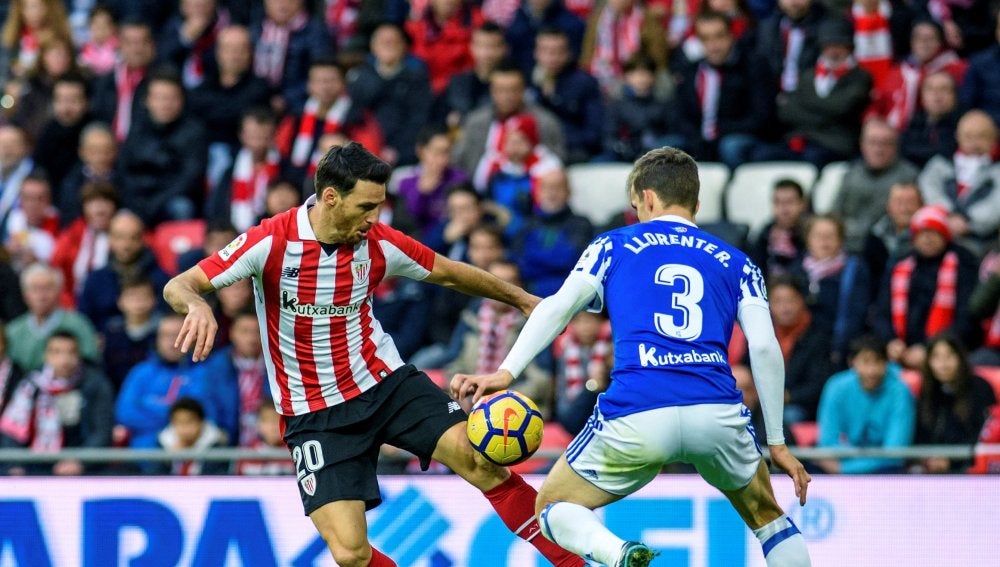Aduriz intenta controlar el balón ante Llorente