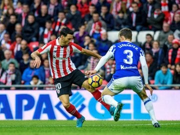 Aduriz intenta controlar el balón ante Llorente