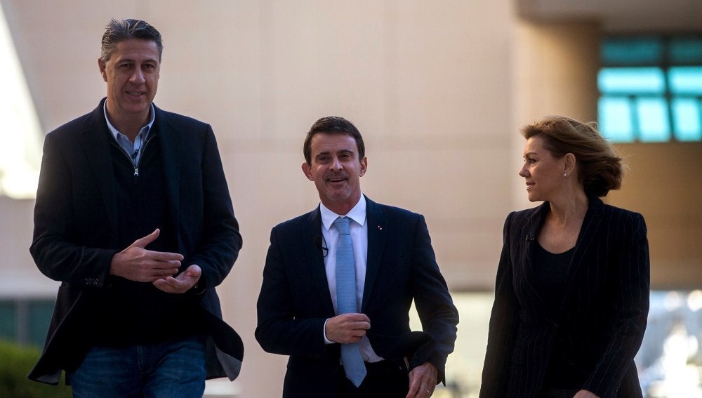 Xavier García Albiol y María Dolores de Cospedal, se dirigen a intervenir en un desayuno-coloquio junto a Manuel Valls