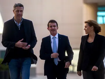 Xavier García Albiol y María Dolores de Cospedal, se dirigen a intervenir en un desayuno-coloquio junto a Manuel Valls Xavier García Albiol y María Dolores de Cospedal, se dirigen a intervenir en un desayuno-coloquio junto a Manuel Valls