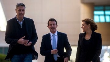 Xavier García Albiol y María Dolores de Cospedal, se dirigen a intervenir en un desayuno-coloquio junto a Manuel Valls