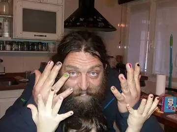 Un padre se pinta las uñas para que su hijo no se avergüence de sus propios gustos Un padre se pinta las uñas para que su hijo no se avergüence de sus propios gustos