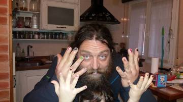 Un padre se pinta las uñas para que su hijo no se avergüence de sus propios gustos