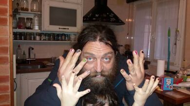 Un padre deja que su hijo le pinte las uñas para que el pequeño no tema llevarlas como quiera al colegio aunque le insulten