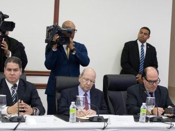 El presidente del Parlamento venezolano, el opositor Julio Borges (d), Luis Florido (i), diputado de la Asamblea Nacional, y el representante de la oposición Vicente Díaz (c) participan en la reunión de representantes del Gobierno y la oposición de Venezuela 