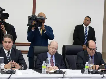 El presidente del Parlamento venezolano, el opositor Julio Borges (d), Luis Florido (i), diputado de la Asamblea Nacional, y el representante de la oposición Vicente Díaz (c) participan en la reunión de representantes del Gobierno y la oposición de Venezuela El presidente del Parlamento venezolano, el opositor Julio Borges (d), Luis Florido (i), diputado de la Asamblea Nacional, y el representante de la oposición Vicente Díaz (c) participan en la reunión de representantes del Gobierno y la oposición de Venezuela