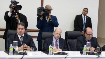 El presidente del Parlamento venezolano, el opositor Julio Borges (d), Luis Florido (i), diputado de la Asamblea Nacional, y el representante de la oposición Vicente Díaz (c) participan en la reunión de representantes del Gobierno y la oposición de Venezuela 