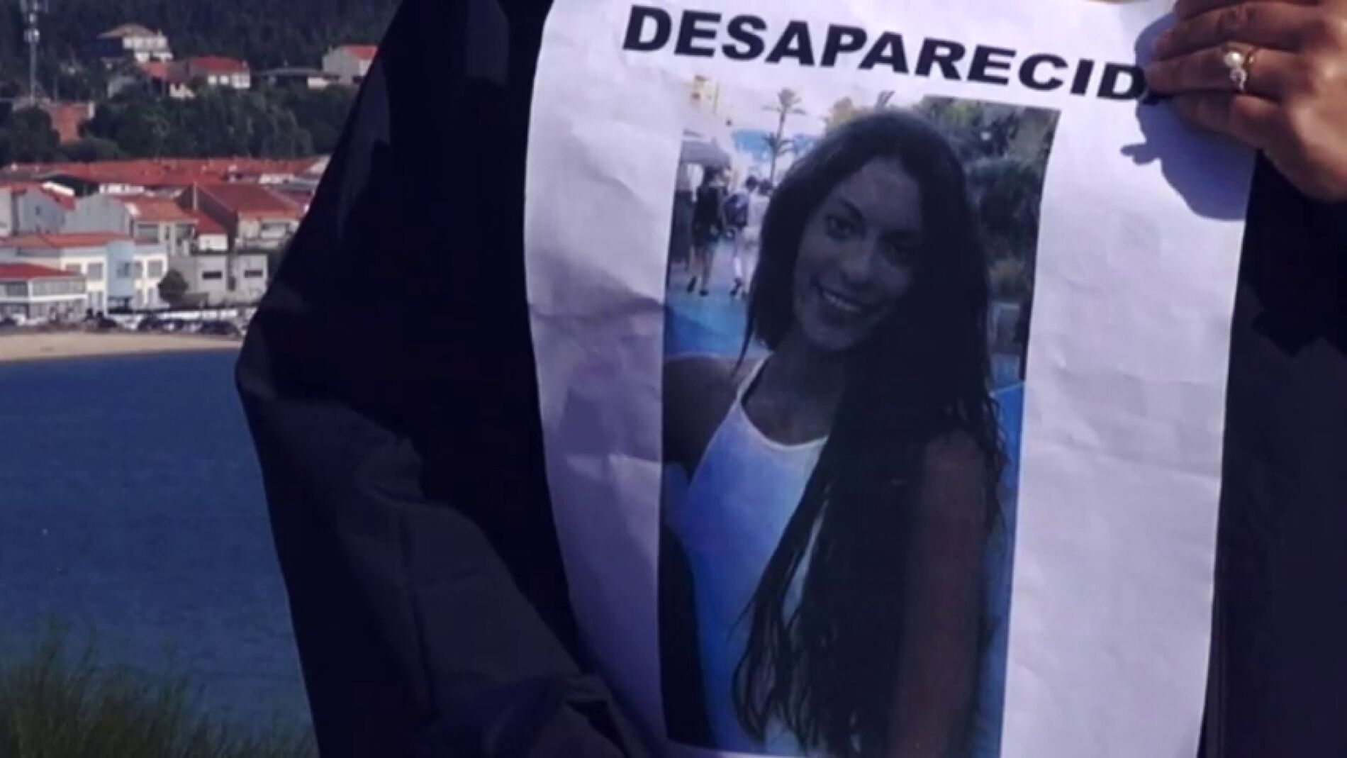 Un cartel con la imagen de Diana Quer durante su b&uacute;squeda en agosto de 2016