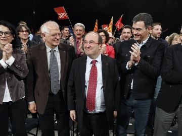 El candidato del PSC a la presidencia de la Generalitat, Miquel Iceta (c), acompañado del secretario general del PSOE, Pedro Sánchez (2d), el expresidente del Gobierno José Luis Rodríguez Zapatero (d), el expresidente del Parlamento Europeo Josep Borrell (2i) y la diputada socialista y número dos por Barcelona Eva Granados