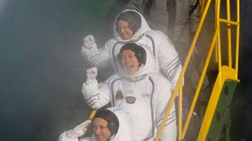 Los tres astronauntas tripulantes de la nave Soyuz que ha despegado rumbo a la Estación Espacial Internacional