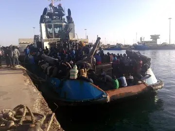 Guardacostas libios trasladan al puerto de Misrata, en el norte del país, a un grupo de personas que fueron interceptadas en aguas libias Guardacostas libios trasladan al puerto de Misrata, en el norte del país, a un grupo de personas que fueron interceptadas en aguas libias