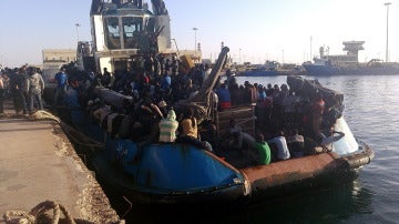 Guardacostas libios trasladan al puerto de Misrata, en el norte del país, a un grupo de personas que fueron interceptadas en aguas libias