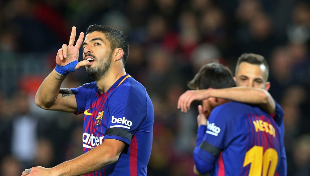 Luis Suárez celebra uno de sus goles contra el Deportivo