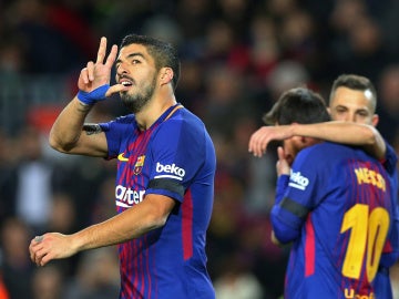 Luis Suárez celebra uno de sus goles contra el Deportivo