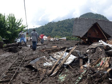 Fotografía cedida por la Intendencia de la Región de Los Lagos que muestra los daños causados por un alud en la localidad de Villa Lucía