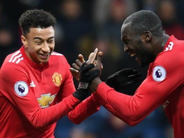 Lingard celebra un gol con Lukaku