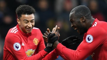 Lingard celebra un gol con Lukaku