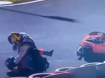 Dos pilotos de kart, en plena lucha Dos pilotos de kart, en plena lucha