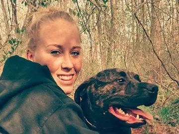 Bethany Lynn Stephens junto a uno de sus perros Bethany Lynn Stephens junto a uno de sus perros